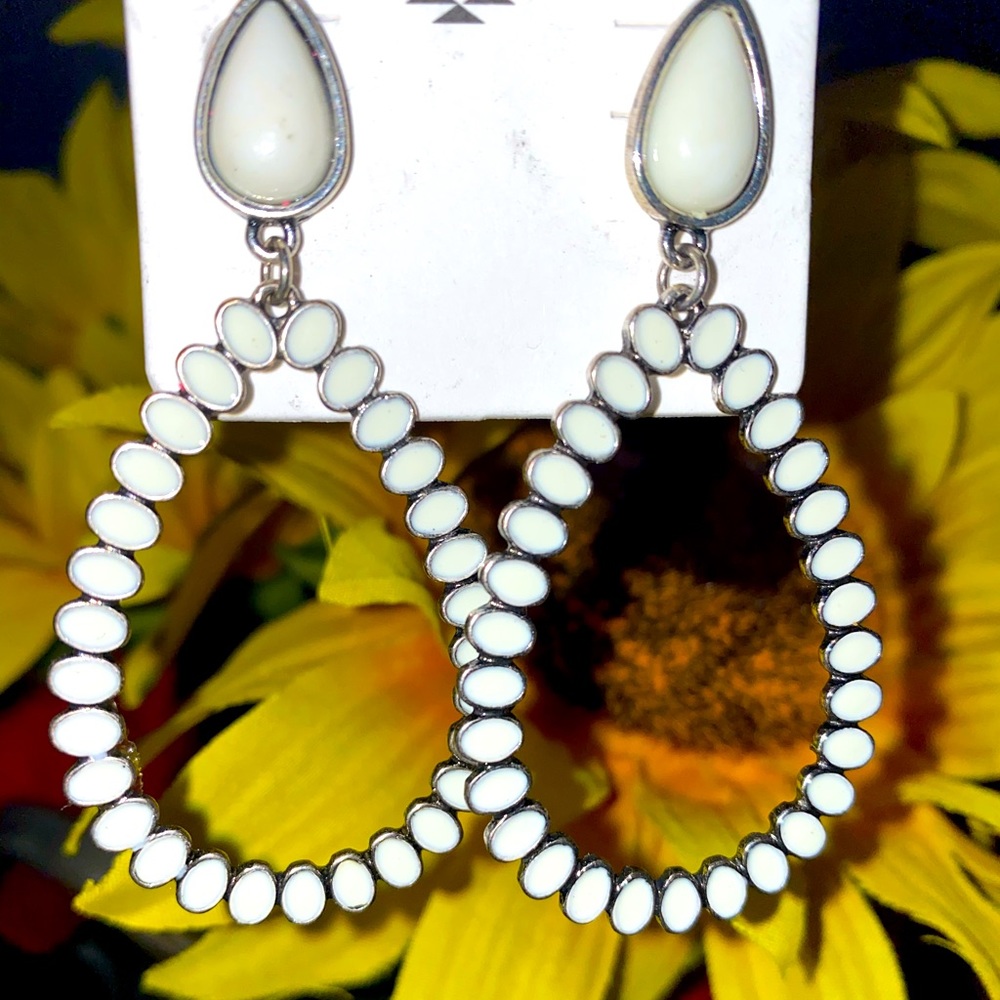 Egg white stone earrings ✨